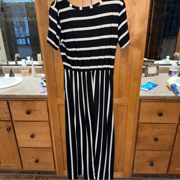 Chic Striped Maxi Dress in Black and White - Picture 9 of 10
